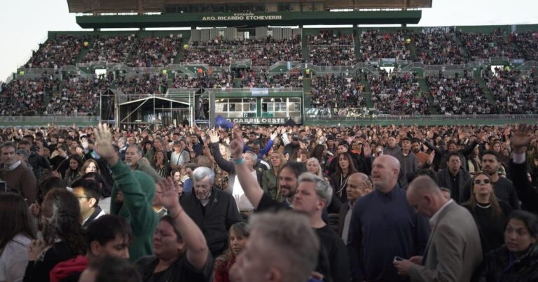 Multitudinaria celebración evangélica en el estadio porteño de Ferro
