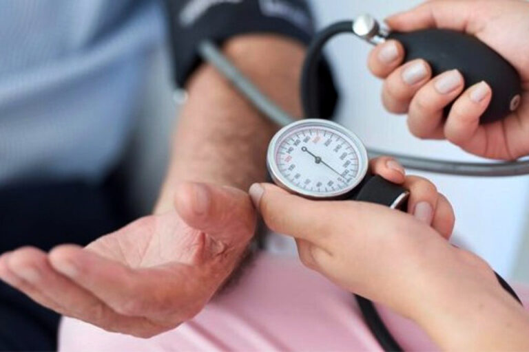 Mantener a raya la hipertensión arterial reduce el riesgo de demencia