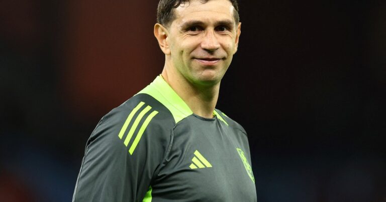 Dibu Martínez ganó el premio a la mejor atajada de la temporada en la Premier League