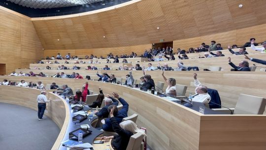 Sesión atípica: Fuego cruzado por el Apross en medio de una ruidosa protesta de los Legislativos