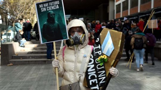 Multitudinaria marcha de Eternautas en defensa de la investigación y la ciencia