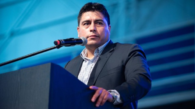 Gobernador de Santa Cruz contra estatales: «Probaron con laburar en el sector privado?»