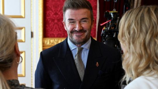 El sueño cumplido de Beckham: la espada del rey Carlos lo convirtió en «Sir David»