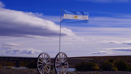 Qué significan los colores de la bandera argentina creada por Manuel Belgrano
