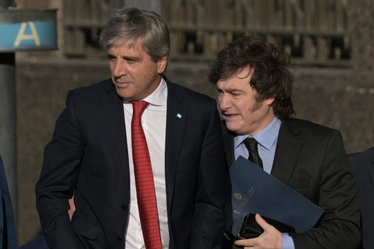 Caputo culpó a los bancos por la suba del dólar